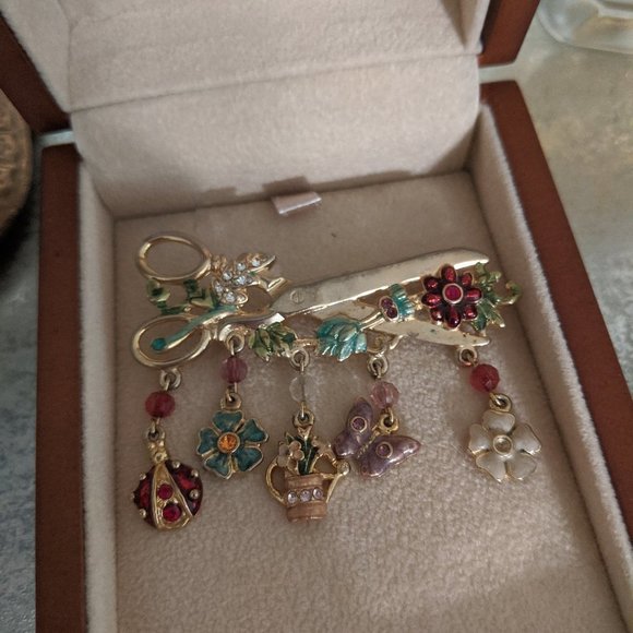 Unique vintage brooch garden scissor with flowers - Picture 2 of 3